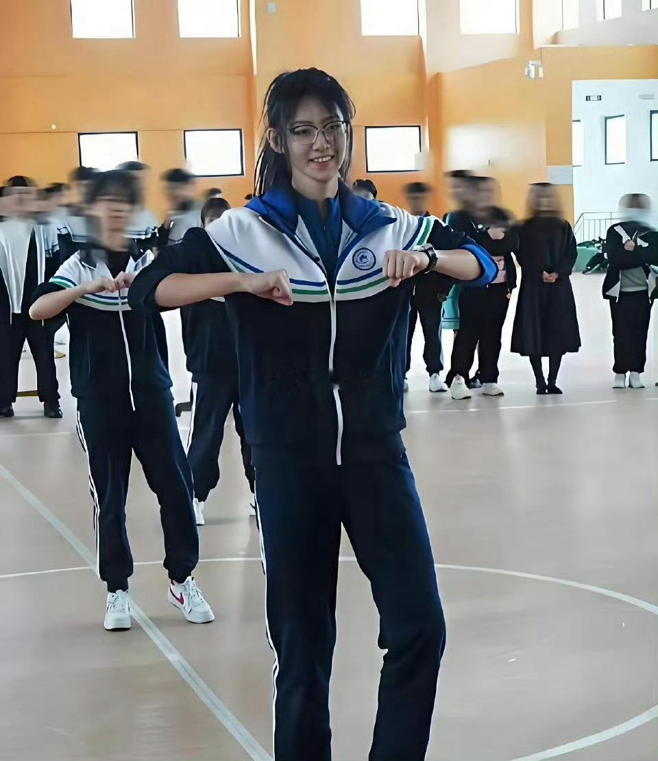 这校服愣是给穿成了西装的效果呀 ​ ​​​