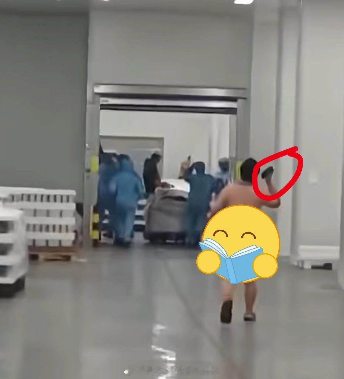 宁德时代已报警宁德时代宁德时代宜宾基地回应手上不是拿的手机吗？为什么都说他扔💩