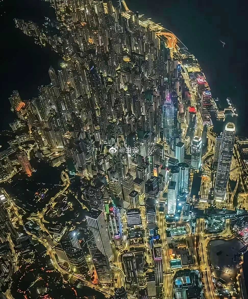 飞机上看到的，看着很繁华，这是哪个城市？ 