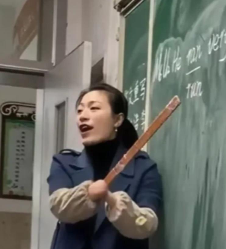 2008年，四川一名无手无脚年轻女子毕业被分配到小学当老师，校领导怕拖后腿，家长