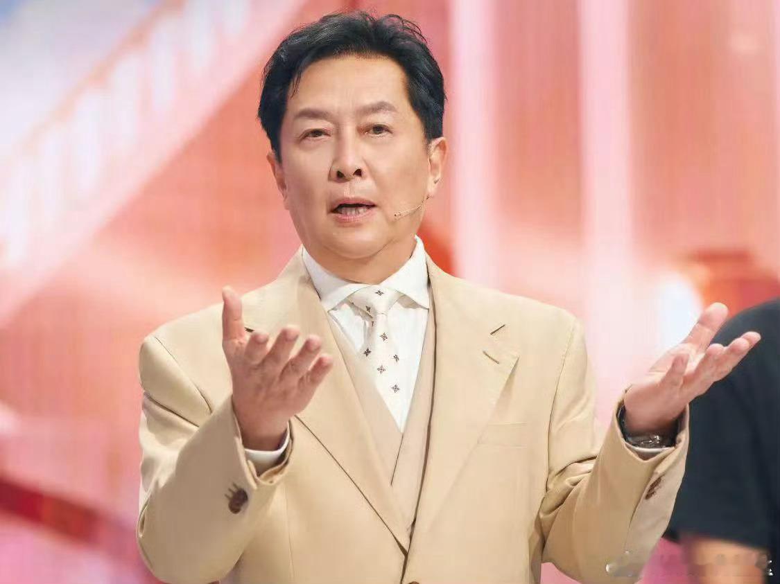 起猛了唐国强都出小卡了 唐国强小卡你见过吗？同一造型换角度秒变新卡面，这波幽默，