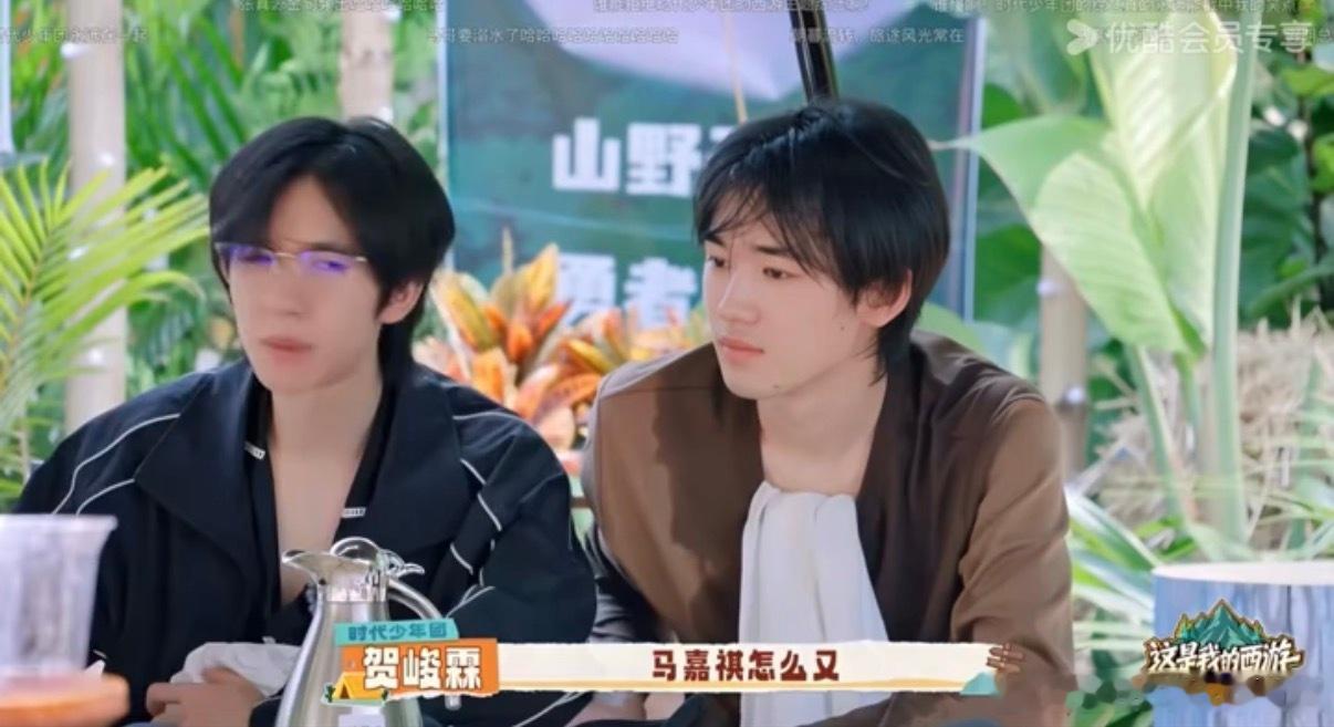 马嘉祺被泼水宋亚轩就这么心疼马嘉祺被泼水瞬间，宋亚轩的心疼在眼神里藏不住，直盯着