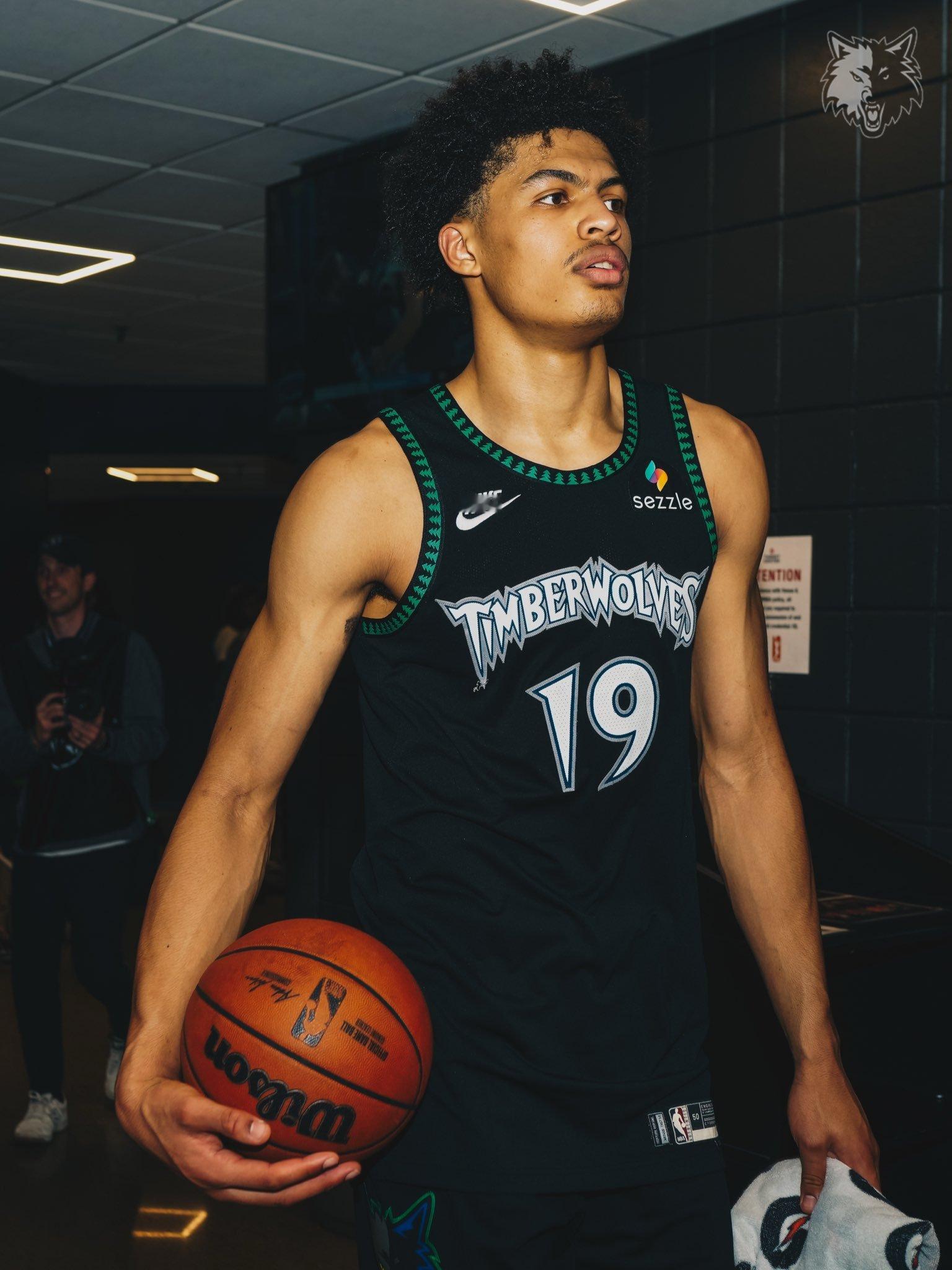 狼队收官战，小飞棍首发登场：24分13篮板2助攻7盖帽0失误9/12｜罚球6/9