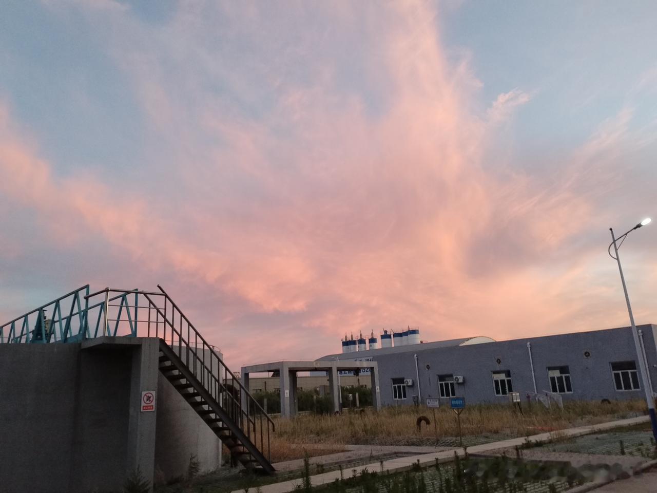 今天开发区供水厂值第二天，吃完晚饭后在厂区里散步，7点36分日落时间，看到了夕阳