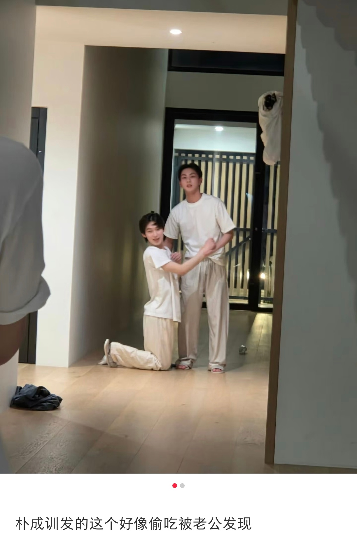 朴成训镜头里的金善禹和梁祯元在cos马尔泰若曦四爷 他是不是吃醋了 