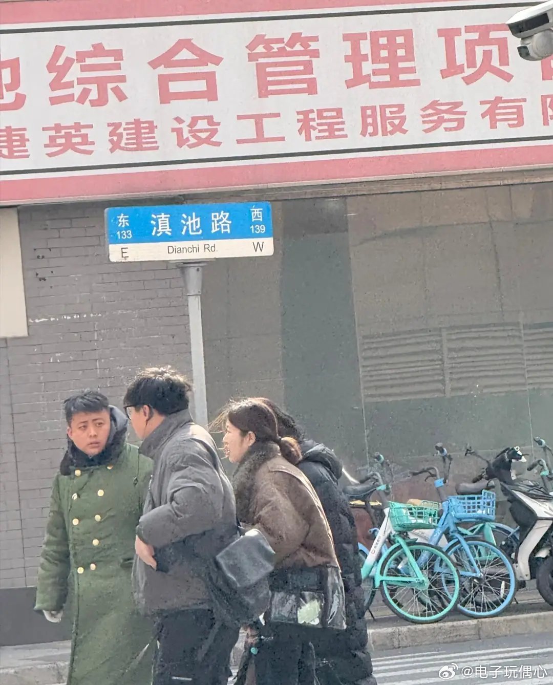 闫妮上海黄浦区被偶遇，风吹头发，有种凌乱的美！ 