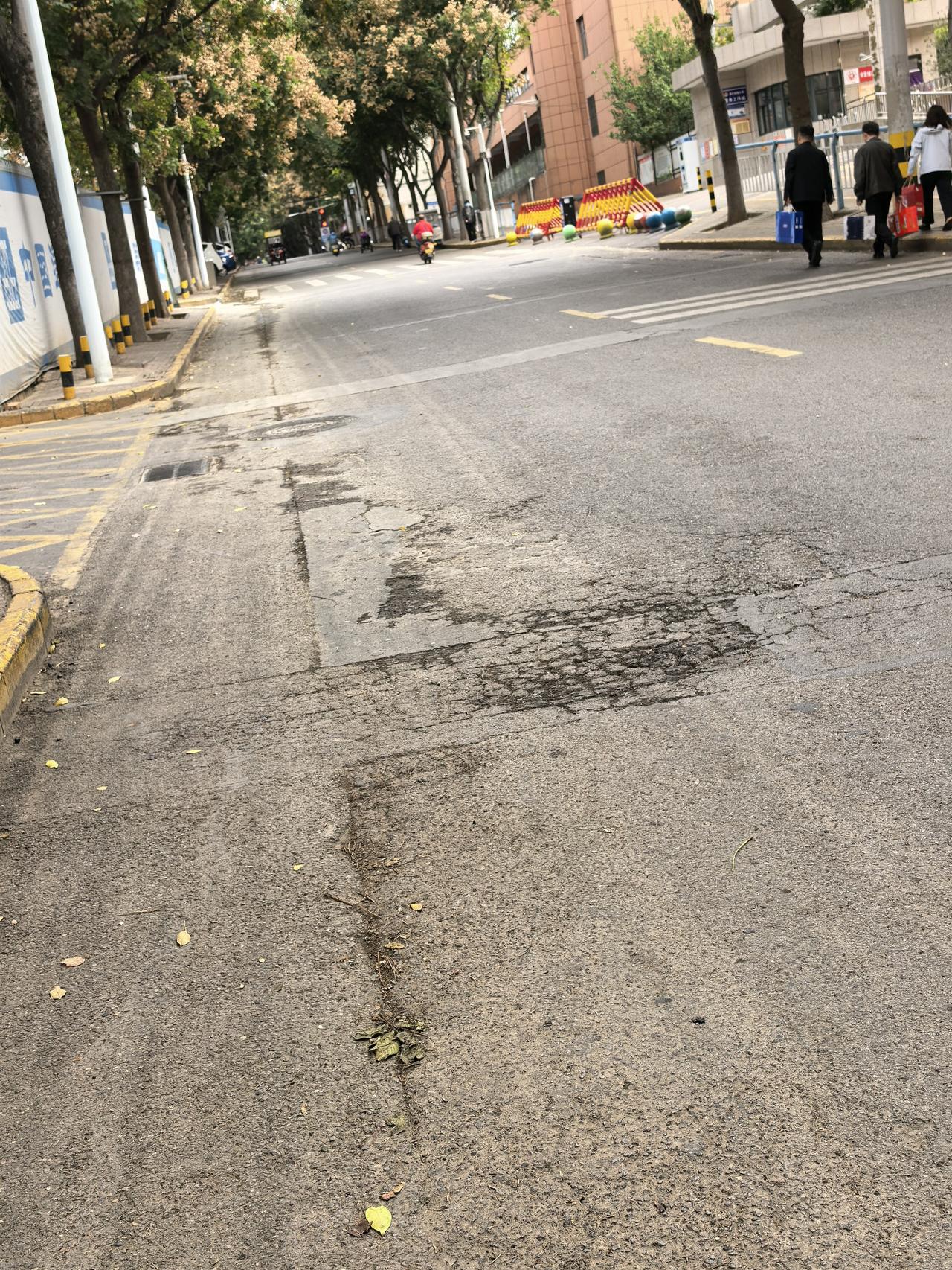 市区文化路坑坑洼洼，很多地方都是被切割铺设管道线路后，修补留下的痕迹，没有衔接，