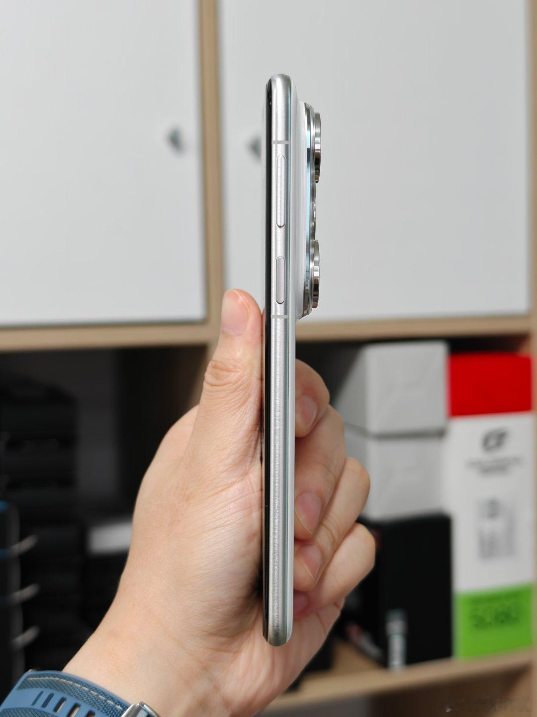 Pura80Pro这个侧面电容式指纹还是太靠上，讲真，都这个价位了，超声波屏下指