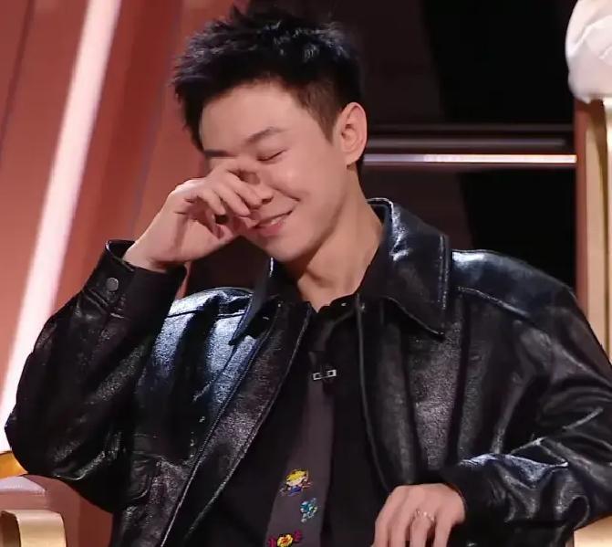 谢依霖在《新春喜剧大会》直接拿张维伊开涮，说向佐像盲盒，郭碧婷签收后不能退，张维