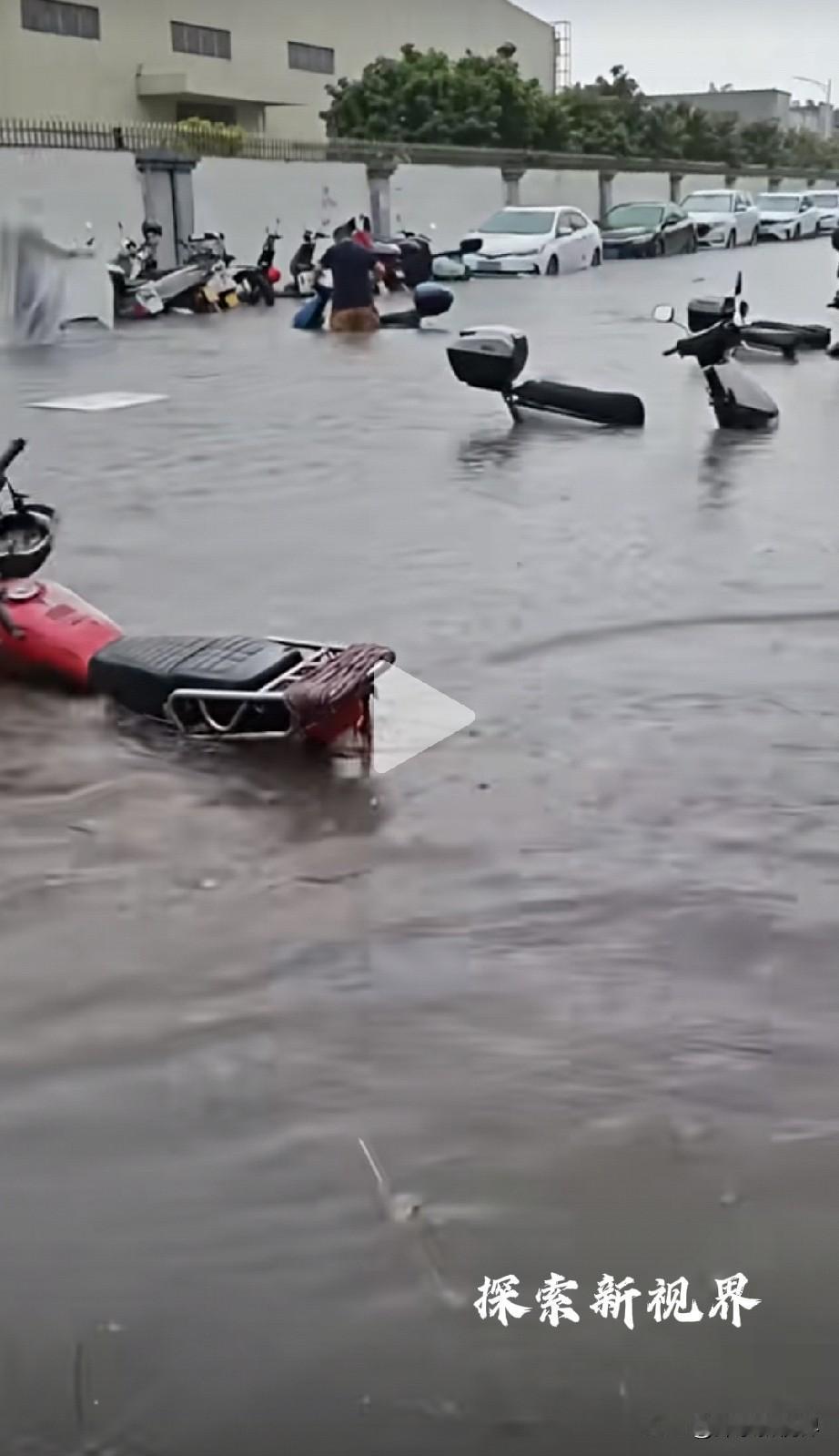 “只要心中有海，到处都是马尔代夫！”有人拍到横栏今天大暴雨后，（如下图所示）路边