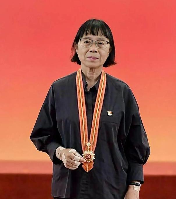 2007年，张桂梅接到邀请做客央视，刚到演播室，导演看了她一眼，皱眉说：“你这身