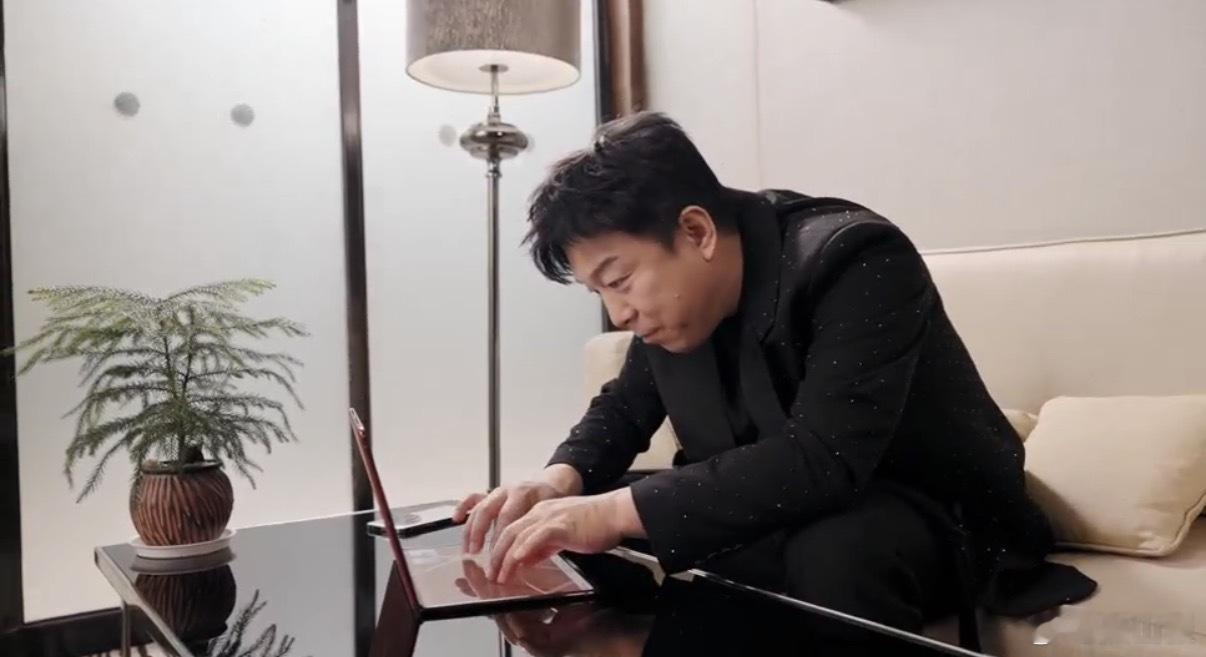 内娱都爱的超大折   鸿蒙电脑的华为MateBook Fold 非凡大师超大折是