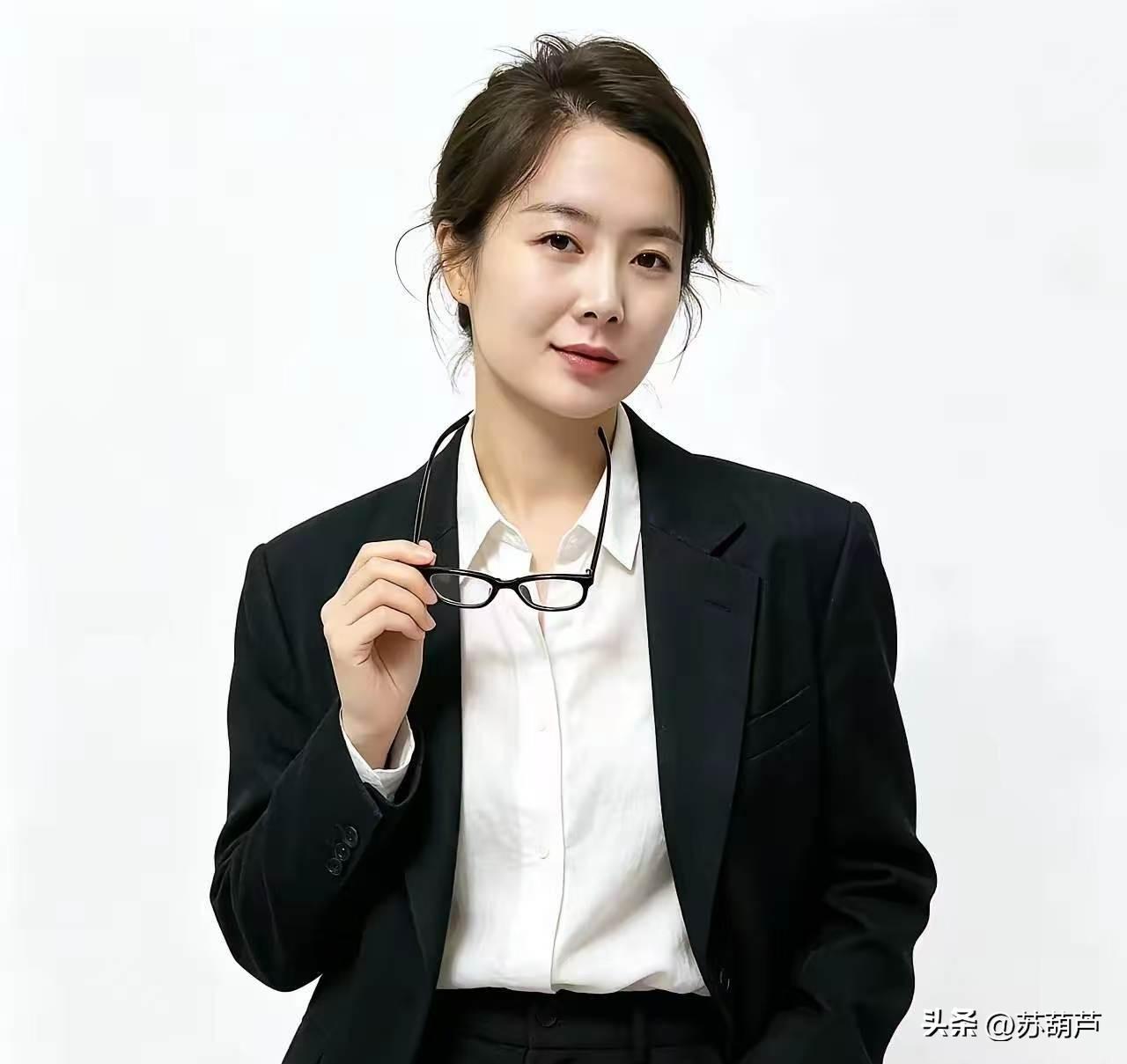 网络直播运营商呢？赶快去找甘肃李女士合作啊，这么好看又这么火，热度这么高。随便整