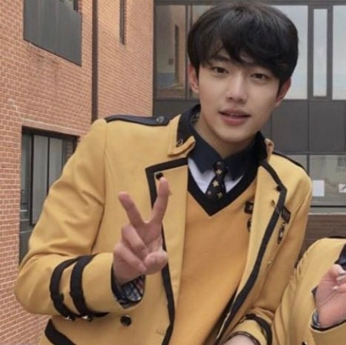 首尔艺高时期的赵俊荣，太嫩了，身材比例真好 