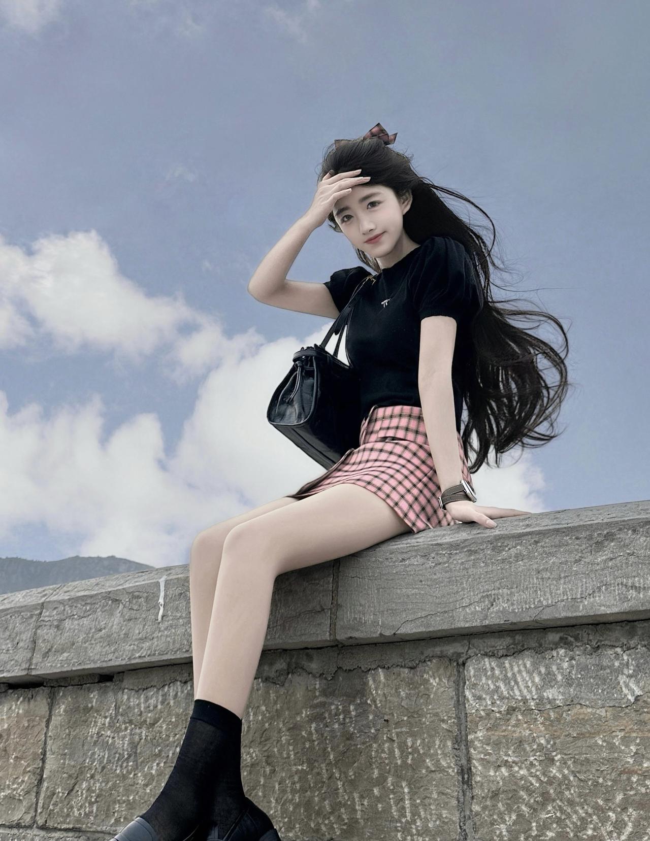 怎样穿搭让自己更美元气少女在蓝天白云下，青春洋溢的穿搭，快来get同款！🌞👗