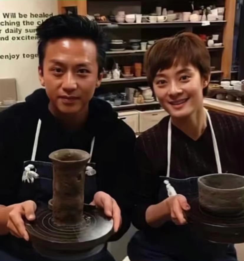 邓超偷偷和孙俪穿情侣装 别人秀恩爱靠文案，邓超靠穿搭细节！两人站在一起就是岁月静