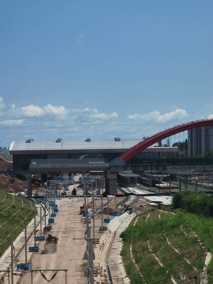 四川第四大火车站南充北站，站房扩建后为5.04平方米，8站台，18线。
来源网友