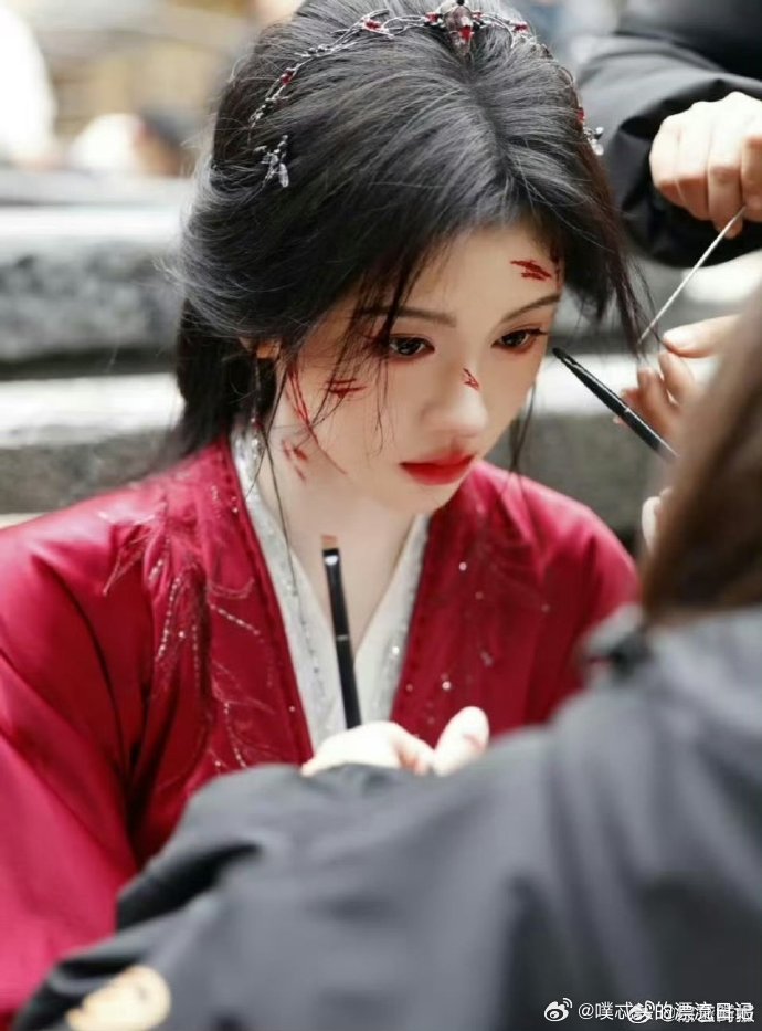 鞠婧祎雪中舞vlog鞠婧祎傀儡舞vlog鞠婧祎工作室声明白雪映红衣，舞姿动人心。