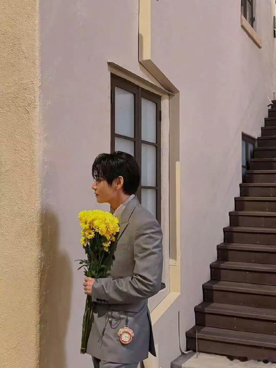 金泰亨捧花照金泰亨大放送金泰亨捧花照，帅啊，[哇][哇] ​[太开心][太开心]