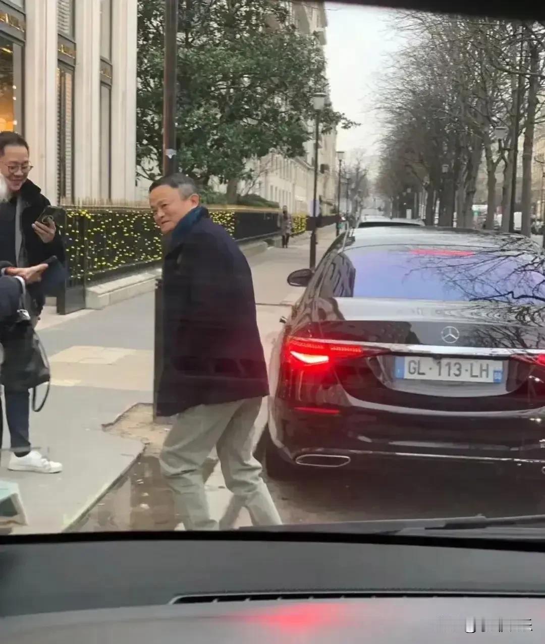 马云白发苍苍出现在巴黎街头，他打算去lv男装店扫货，颜值不够衣来凑。大牌的衣服穿