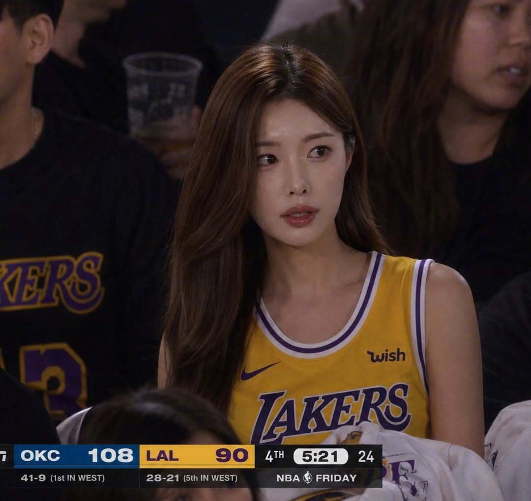 篮天下穿球衣的女孩 韩国美女博主金佳恩Images via 24k_eun 中国