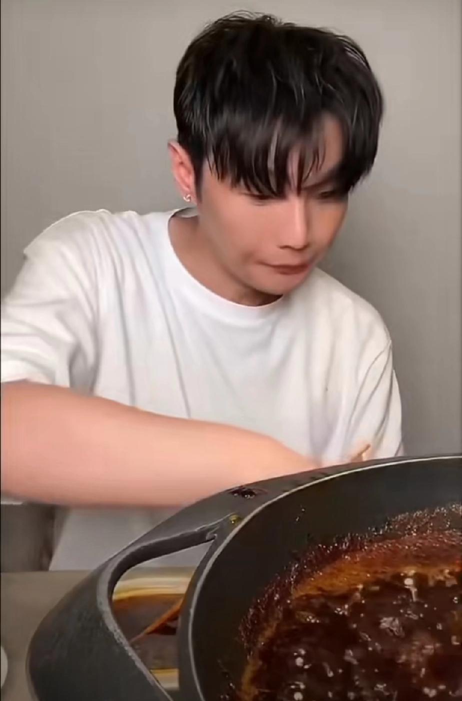 李荣浩直播吃火锅时遇到木耳爆炸，被吓的闪出画面，直呼好可怕，一直问为什么木耳会爆