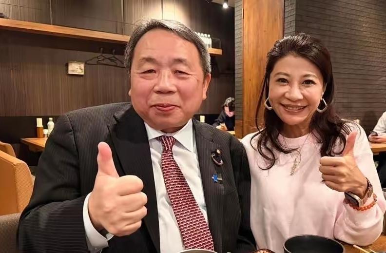 石平身为华裔，却始终热衷于站在日本右翼阵营，频频与“台独势力”眉来眼去。午餐桌上