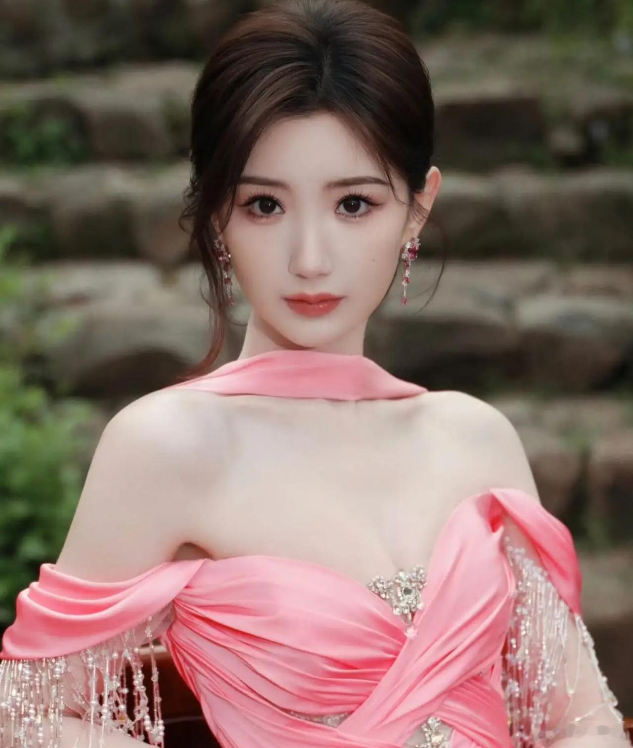 1.白鹿接下来香缇卡的代言会升title，至于进组的话有一部现代职场剧在接触中了
