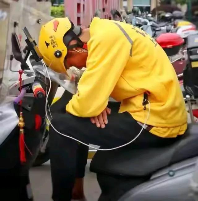 近日，贵州的网友透露，那天公司安排自己休假，想着不上班，早上太晚起来了没吃早餐，