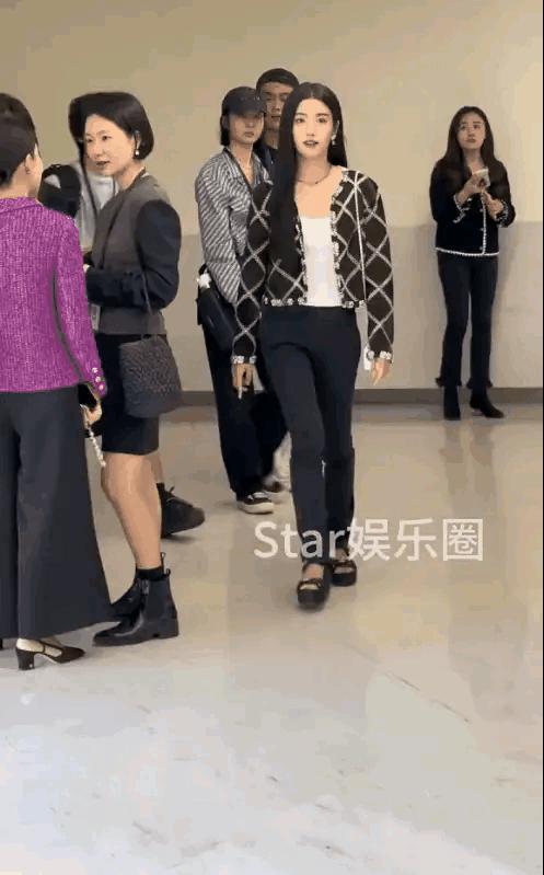 卢昱晓因体态遭骂，现红毯走路恢复正常。 ​​​