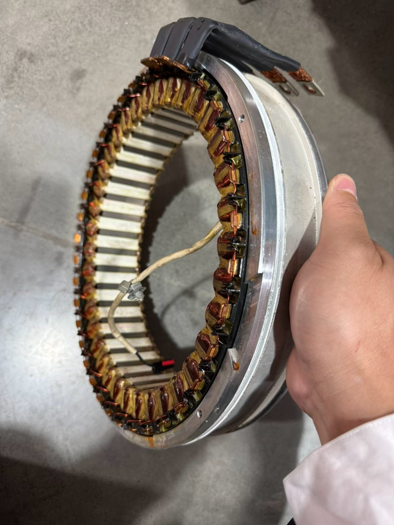 阿丽丽一辈子都想不到，这个电机定子，竟然是安装在变速箱里的。 