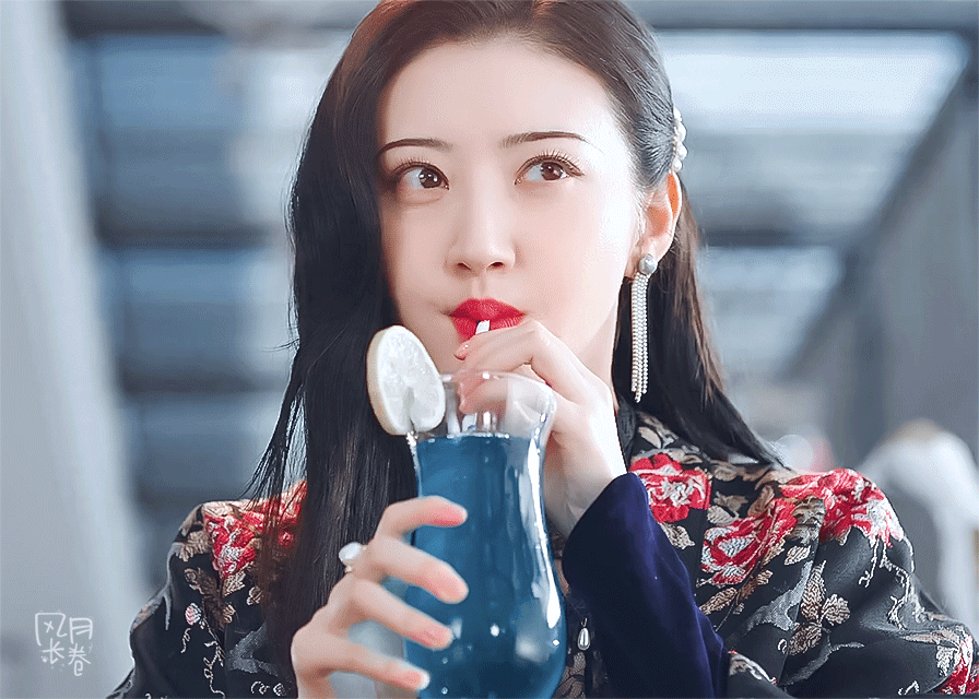 思慕这里想到司藤了耶！两个女王大人的可爱一面～～～❥(ゝω・✿ฺ)