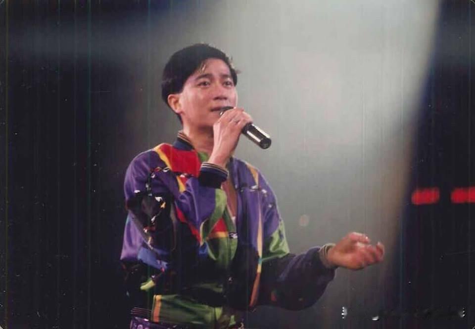 紫爱陈百强📸那身彩色外套下，藏着一个永远年轻的灵魂。听他的歌，就像在重温一场没