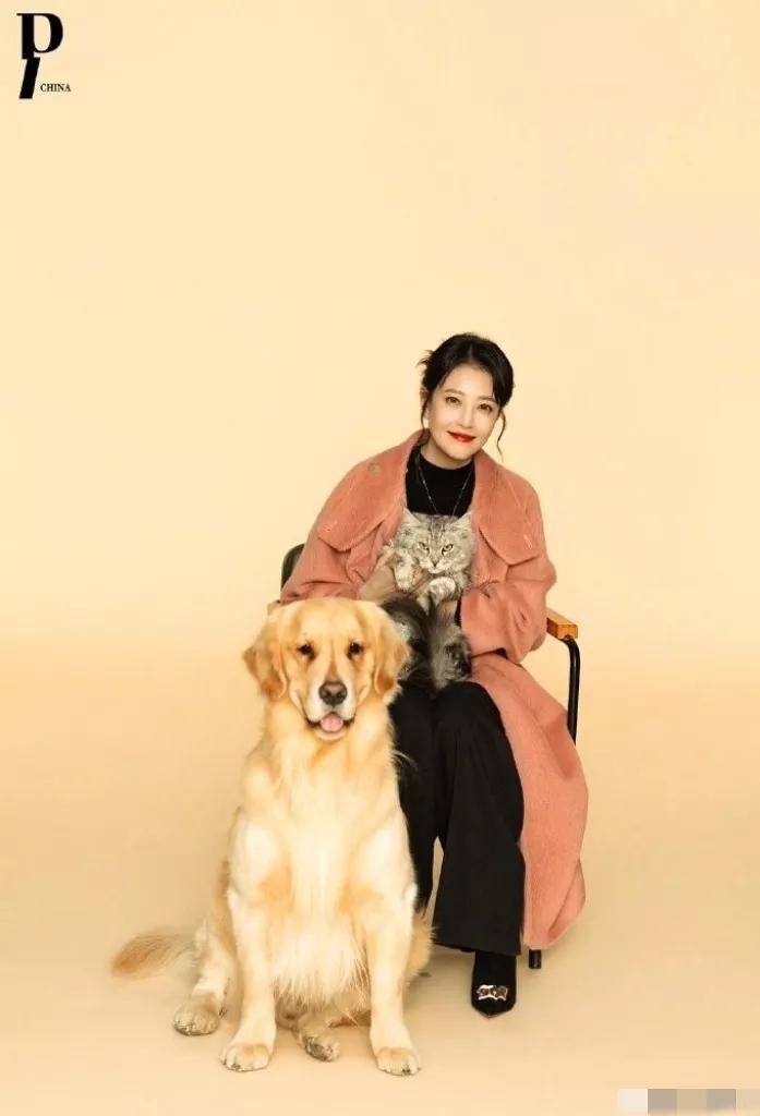 周海媚是多么的离不开小动物，即便是生命中的最后一组杂志写真，仍然要抱着她的猫和狗