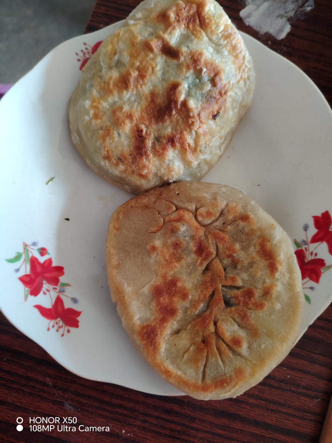 做的是春天野地里长的荠菜馅的饼，味道真的很鲜美，好吃！