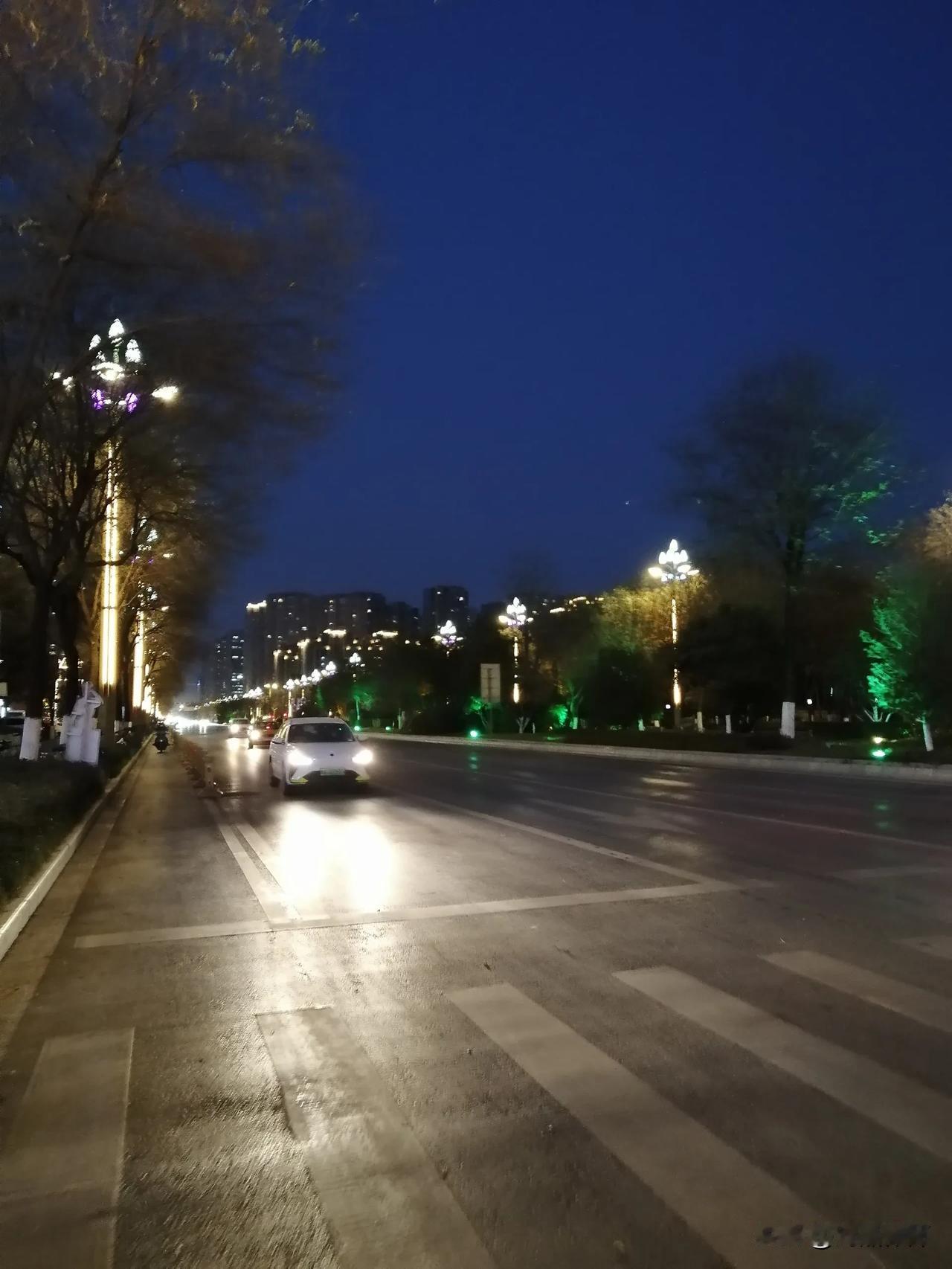 周五下班晚高峰，这可真干净呀。