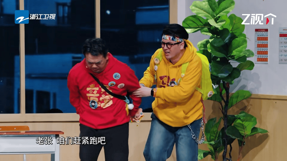 早知道晚点看春晚小品了 是谁说春晚只属于年轻人的？银龄春晚这波操作下来，长辈们舞