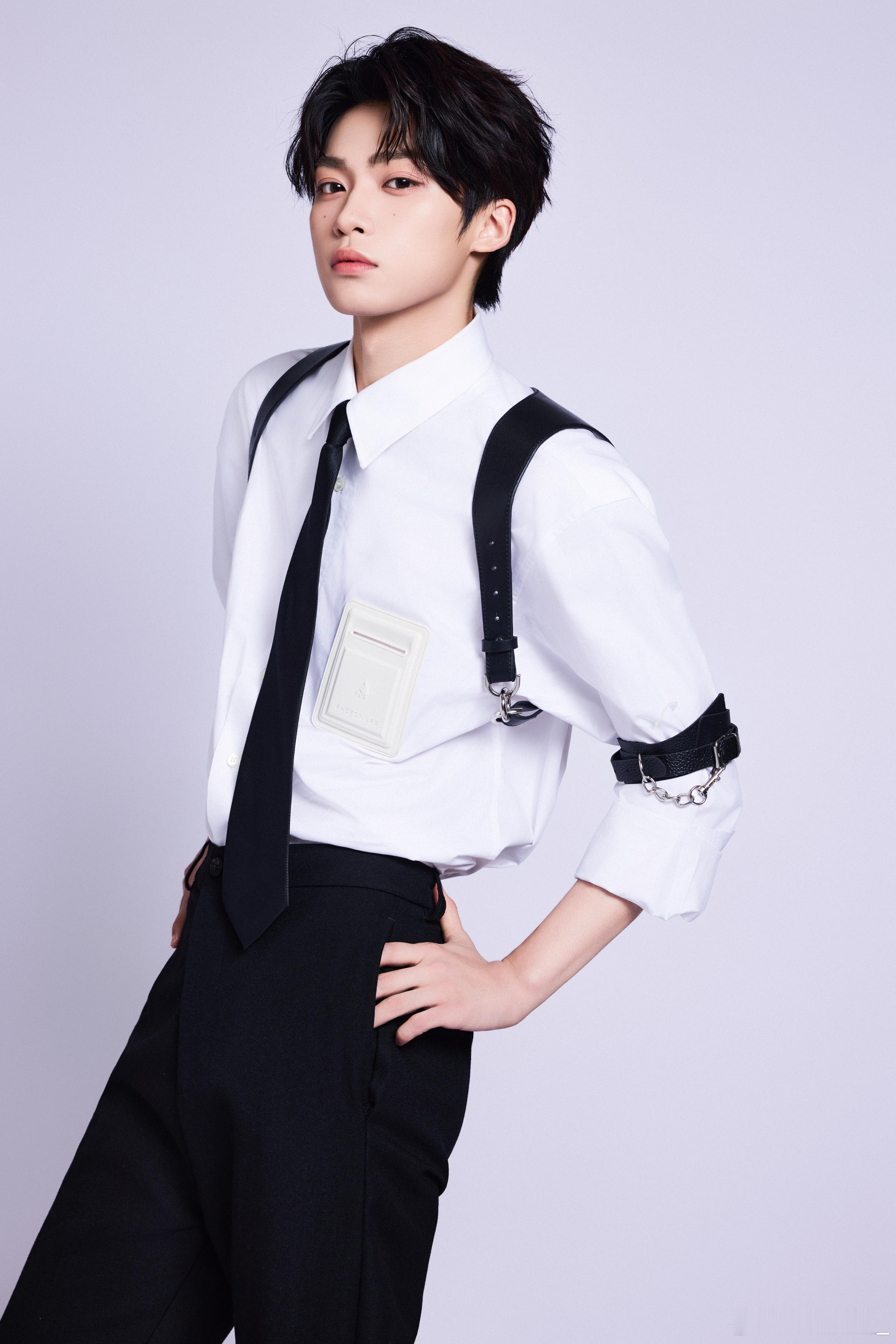 梓渝制服梓渝营业这个制服look也太帅了！头身比好绝啊完全是老公来的[awsl]