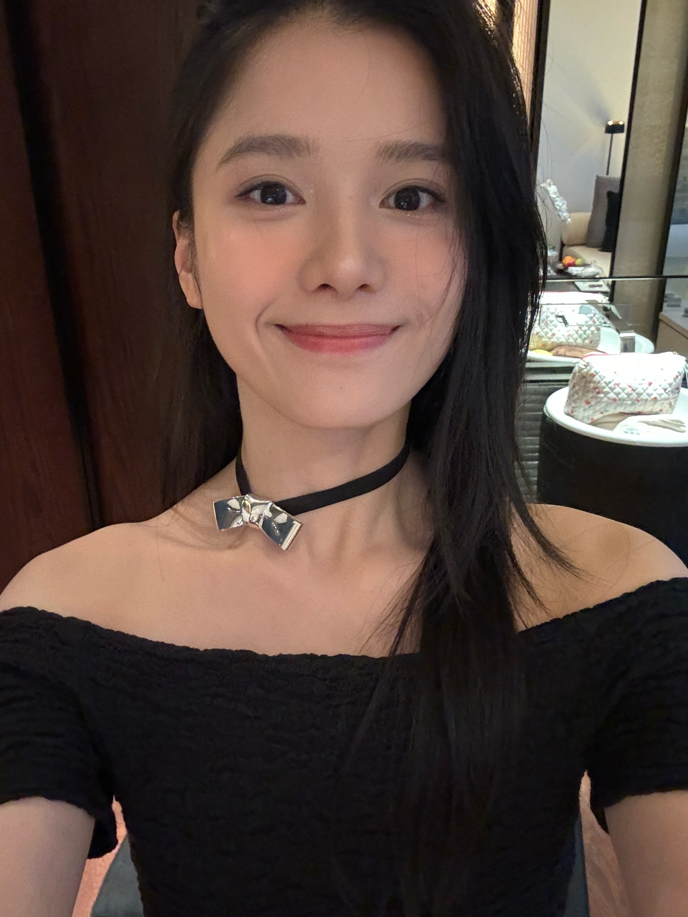 张婧仪笑起来有小括弧诶😊 