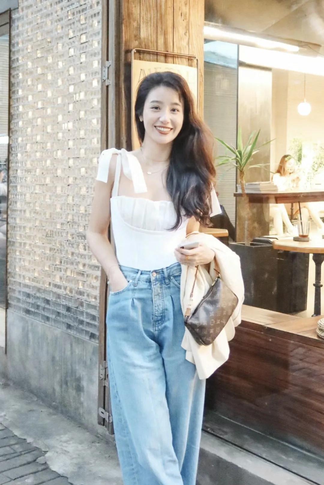 不管你信不信，女人找你帮这些忙，就是在暗示你:她喜欢你！
1，总是找机会和你一起