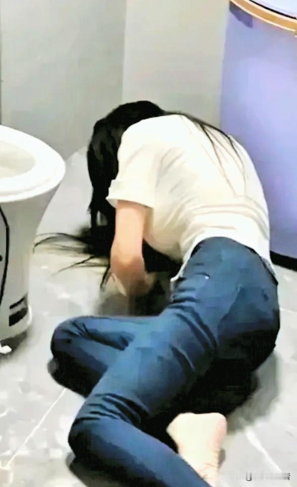 2024年河南，16岁女孩在家上厕所时，不慎摔倒，经抢救无效死亡，家属悲痛之余，