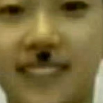 中村一叶为老k穿上军装的样子 