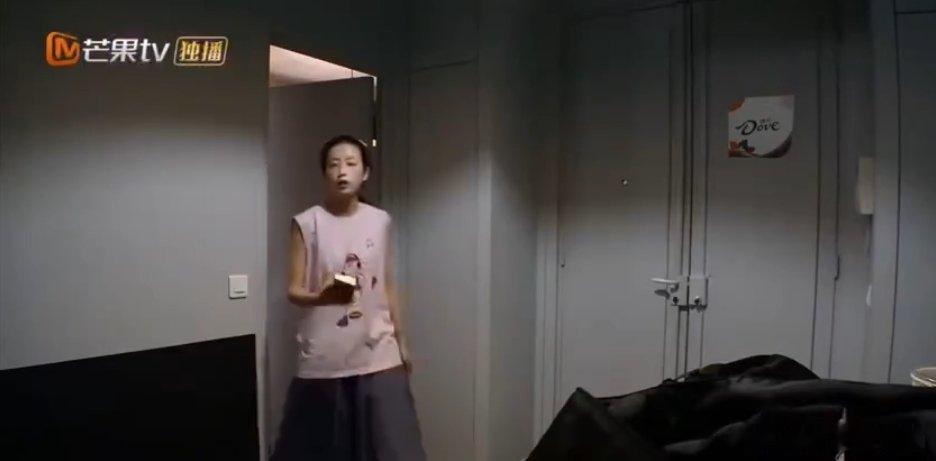 #花学 周雨彤#在老山东菜馆，大姐对最小的两个弟弟妹妹格外关照，或许在他们眼中，