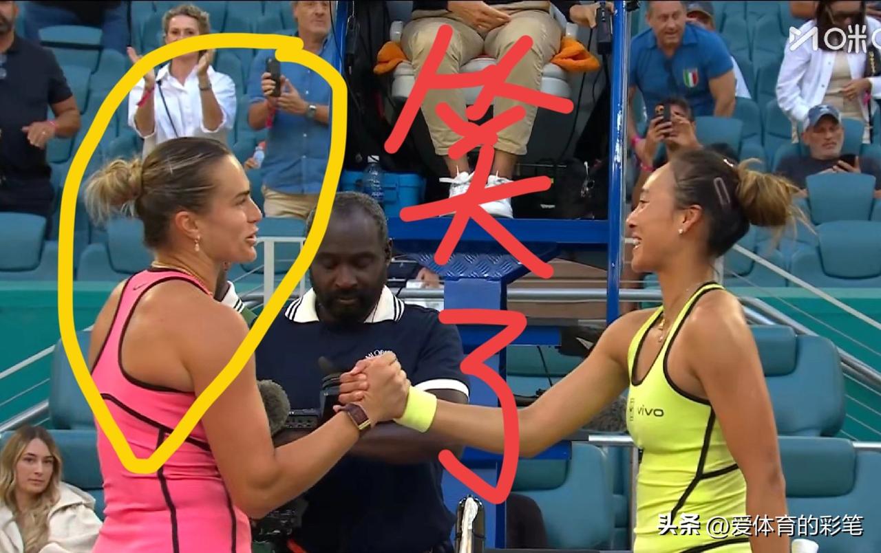 郑钦文与萨巴伦卡，握手互笑[呲牙]，的确，第二盘3:5落后，第9局又0:30时，