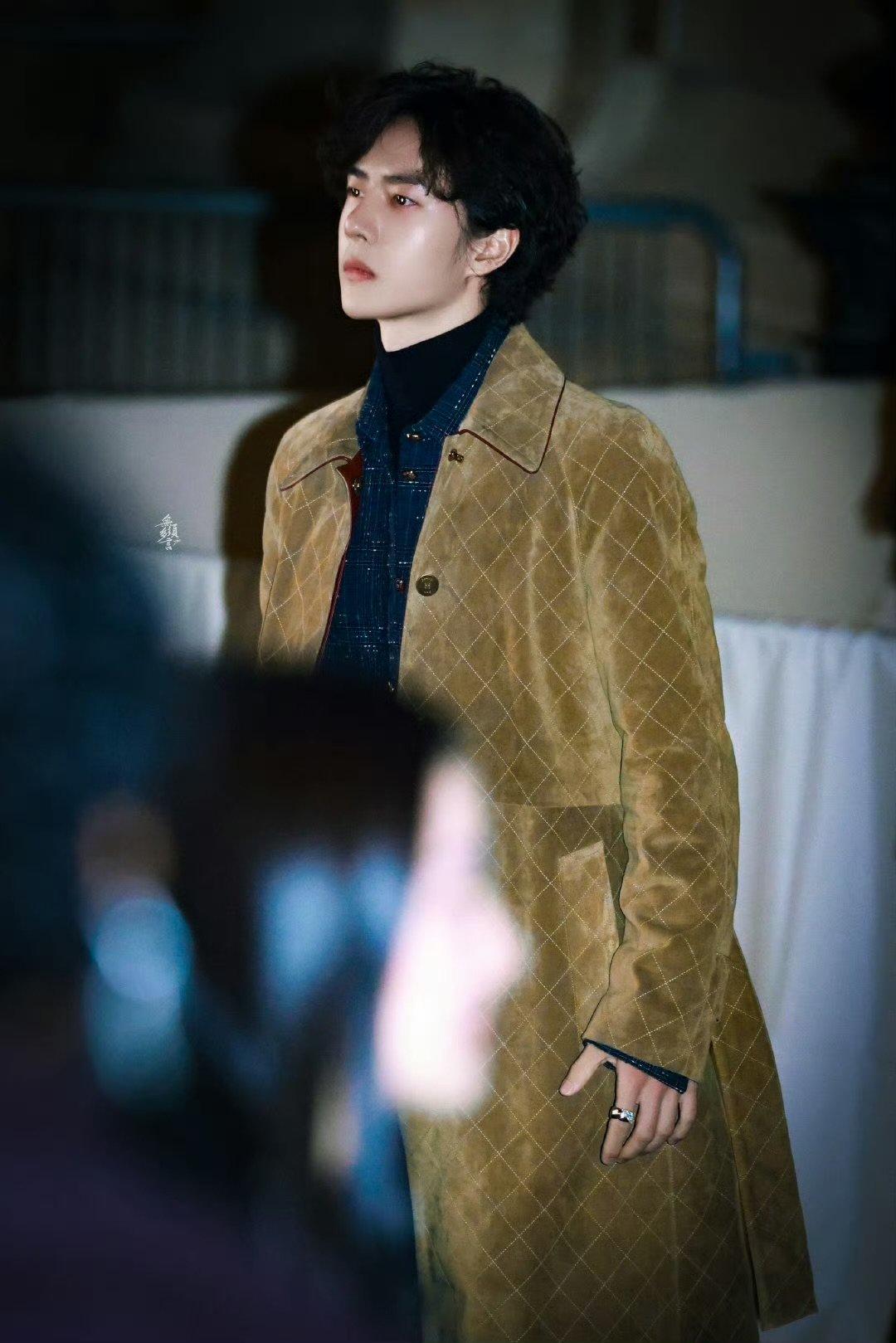 王一博香奈儿秀场接受采访王一博是来坐镇的 王一博好帅 