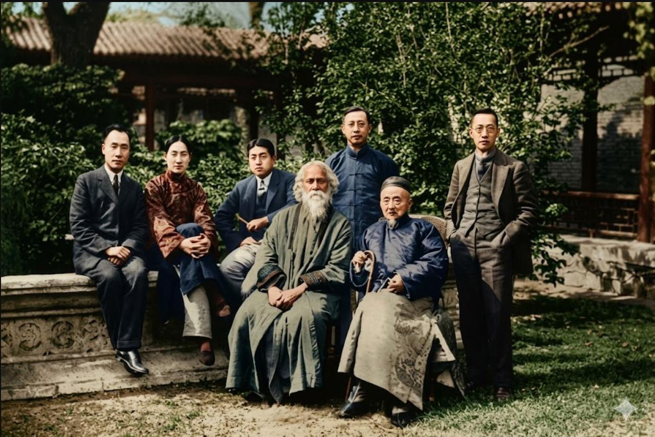 1924年，泰戈尔访华时，与中国学者在北京的庭院里同框
前排左边是白发长须的泰戈