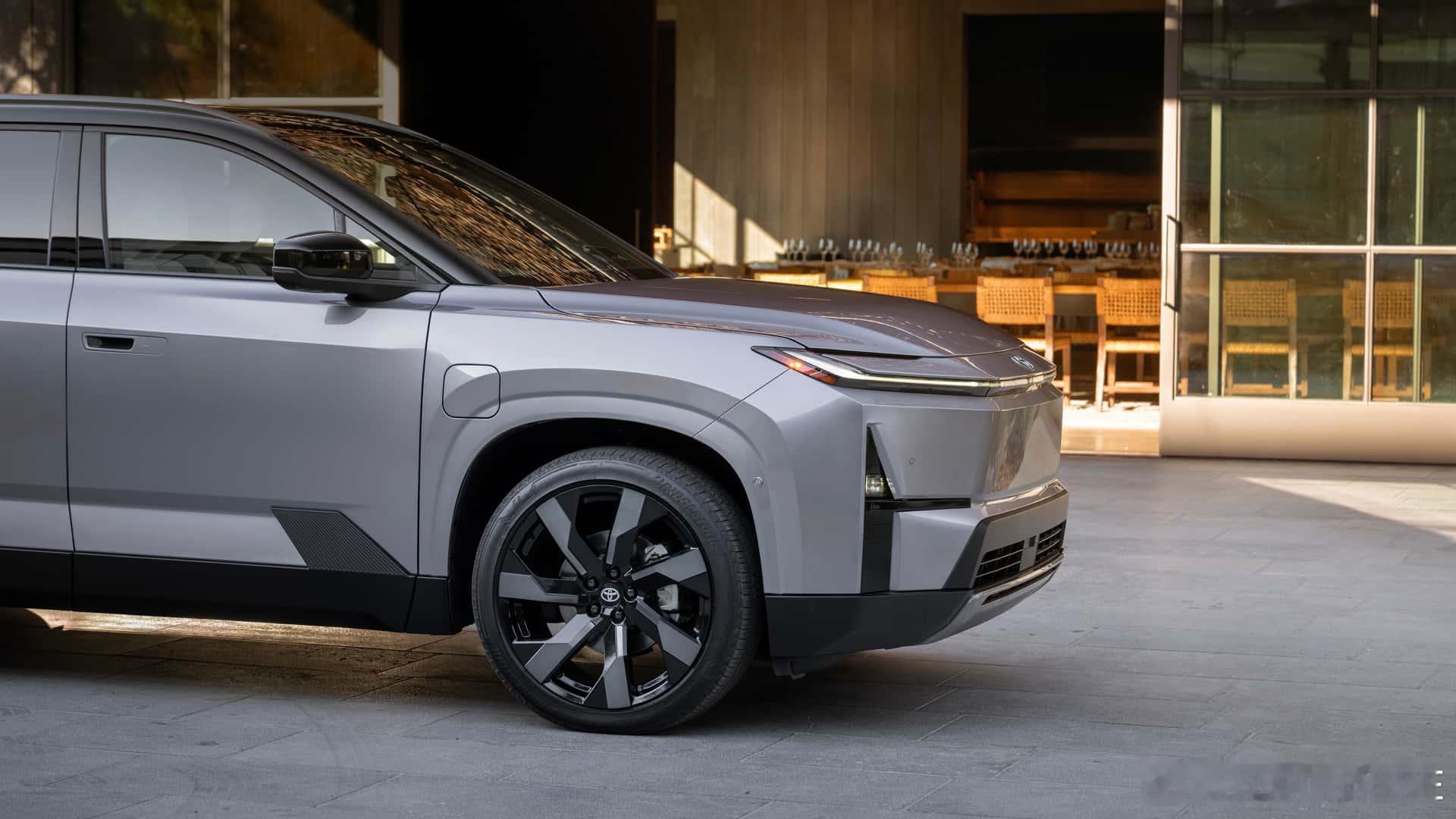 纯电动汉兰达官图发布，丰田首款三排电动SUV，充电口在前面，外观有那么点埃安的感