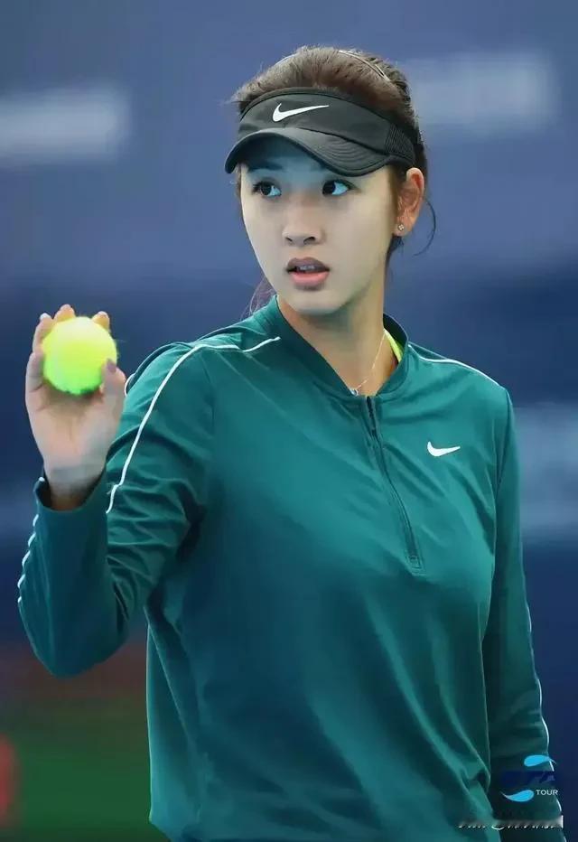 曹雅婧，颜值出众，刚出来被称为中国莎娃。但是她在WTA赛事中暂时没有出圈的成绩。