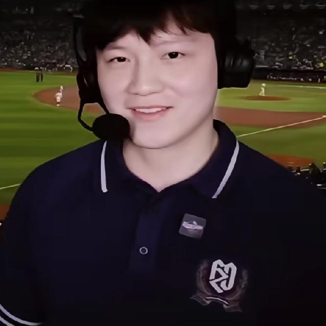 谁能想到，
乒坛大满贯樊振东，
直接站上MLB世界大赛的解说席！10月28日，樊