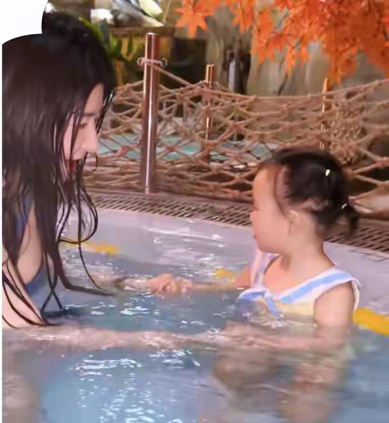 黄一鸣带女儿泡温泉，身材丰满比懒懒强太多，闪闪笑脸真像王思聪 